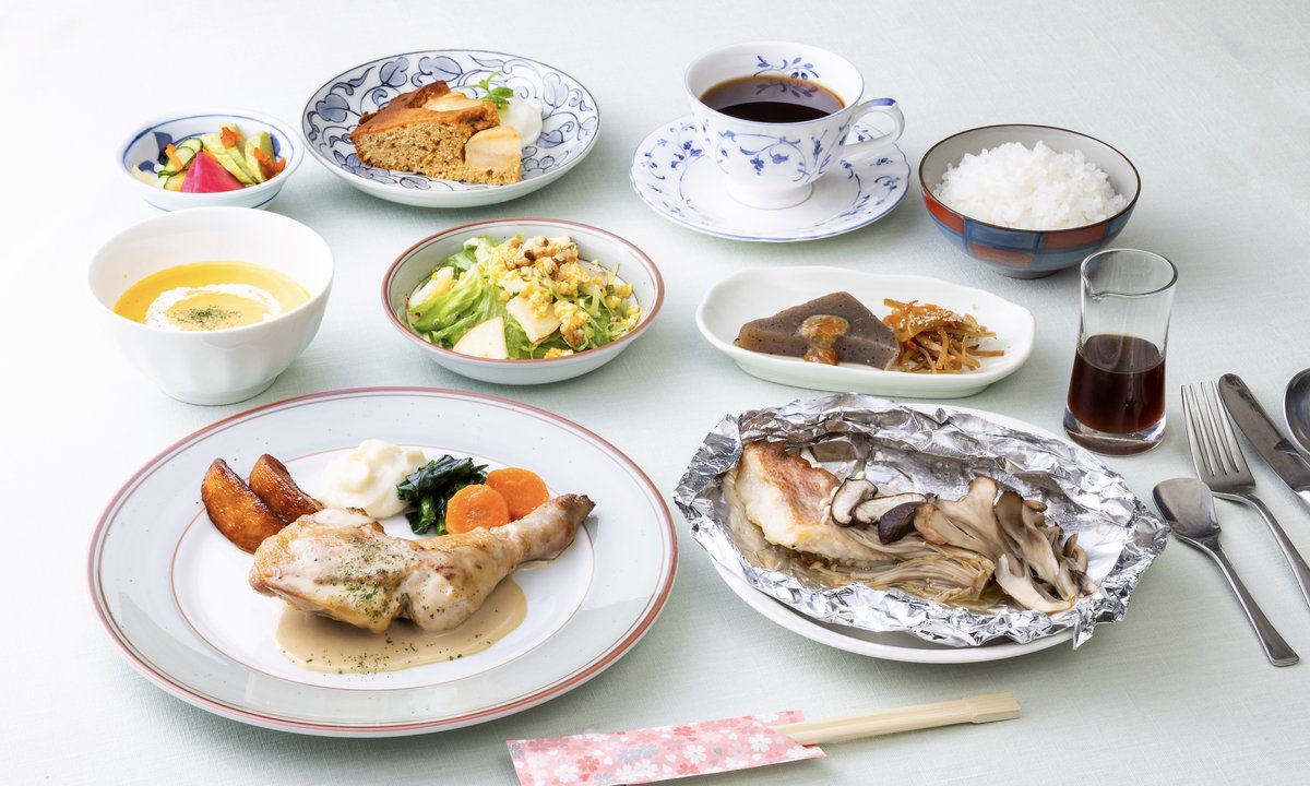 スープ・魚料理・肉料理・デザートを並べた夕食の一例