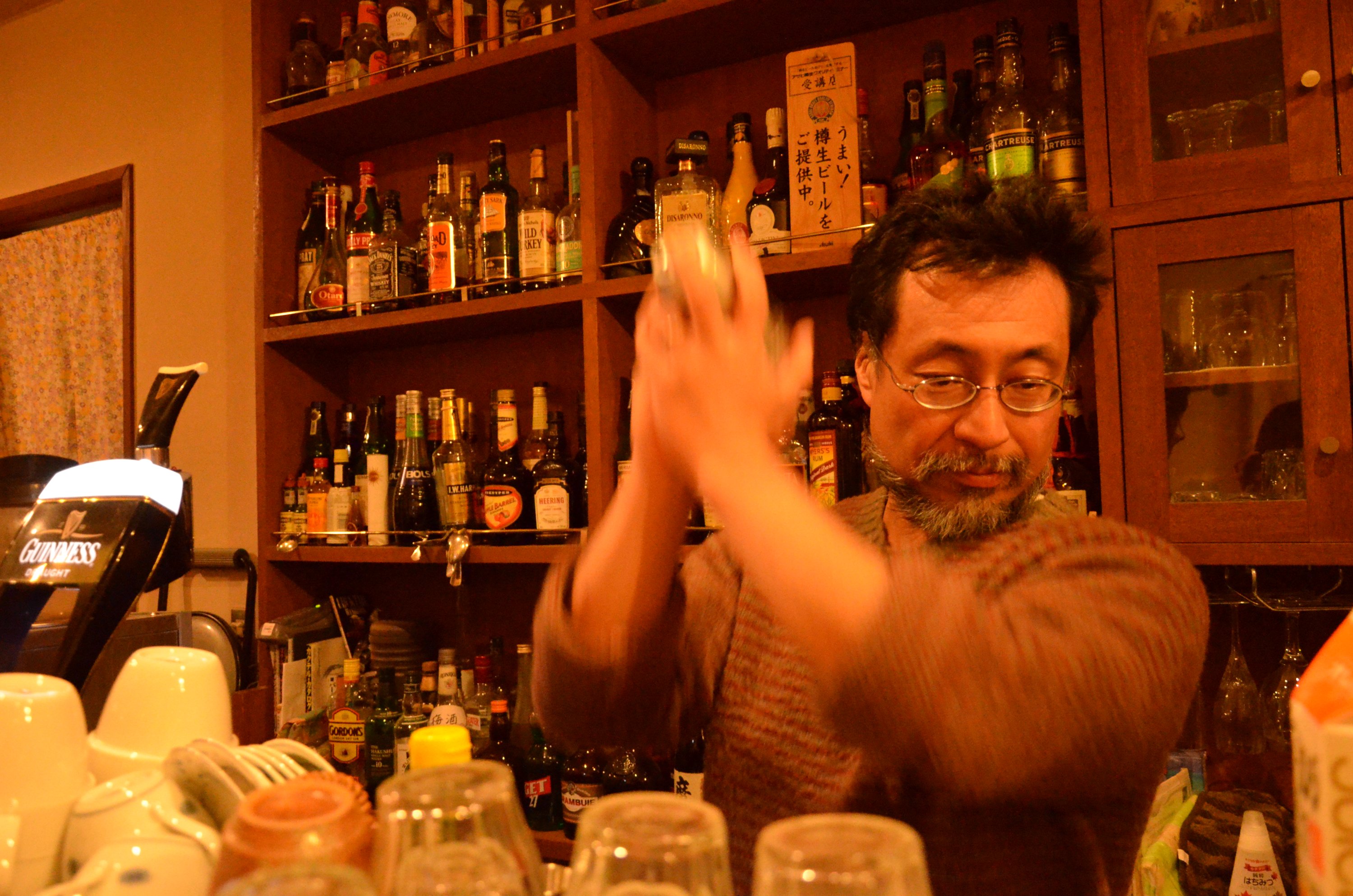 オーナー・コーチ カクテルをシェイクする様子